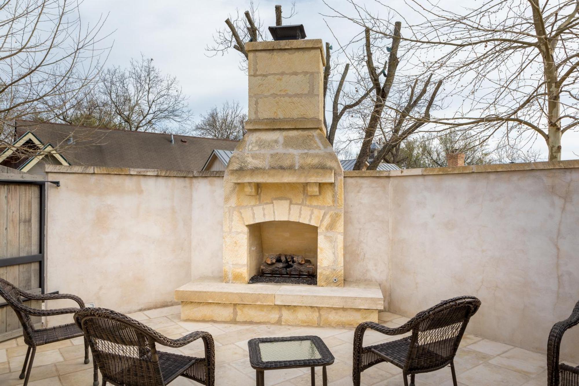 Hotel Blacksmith Quarters *