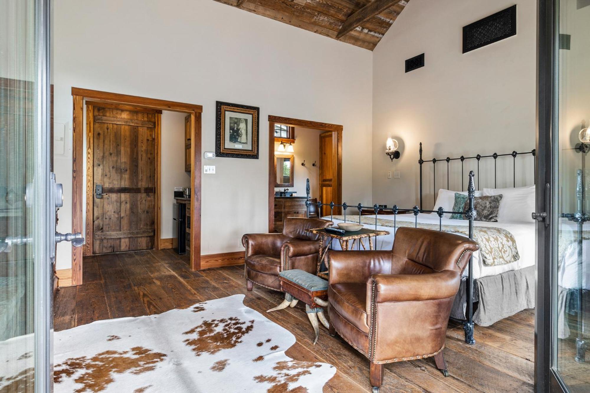 Blacksmith Quarters Hotel Fredericksburg
