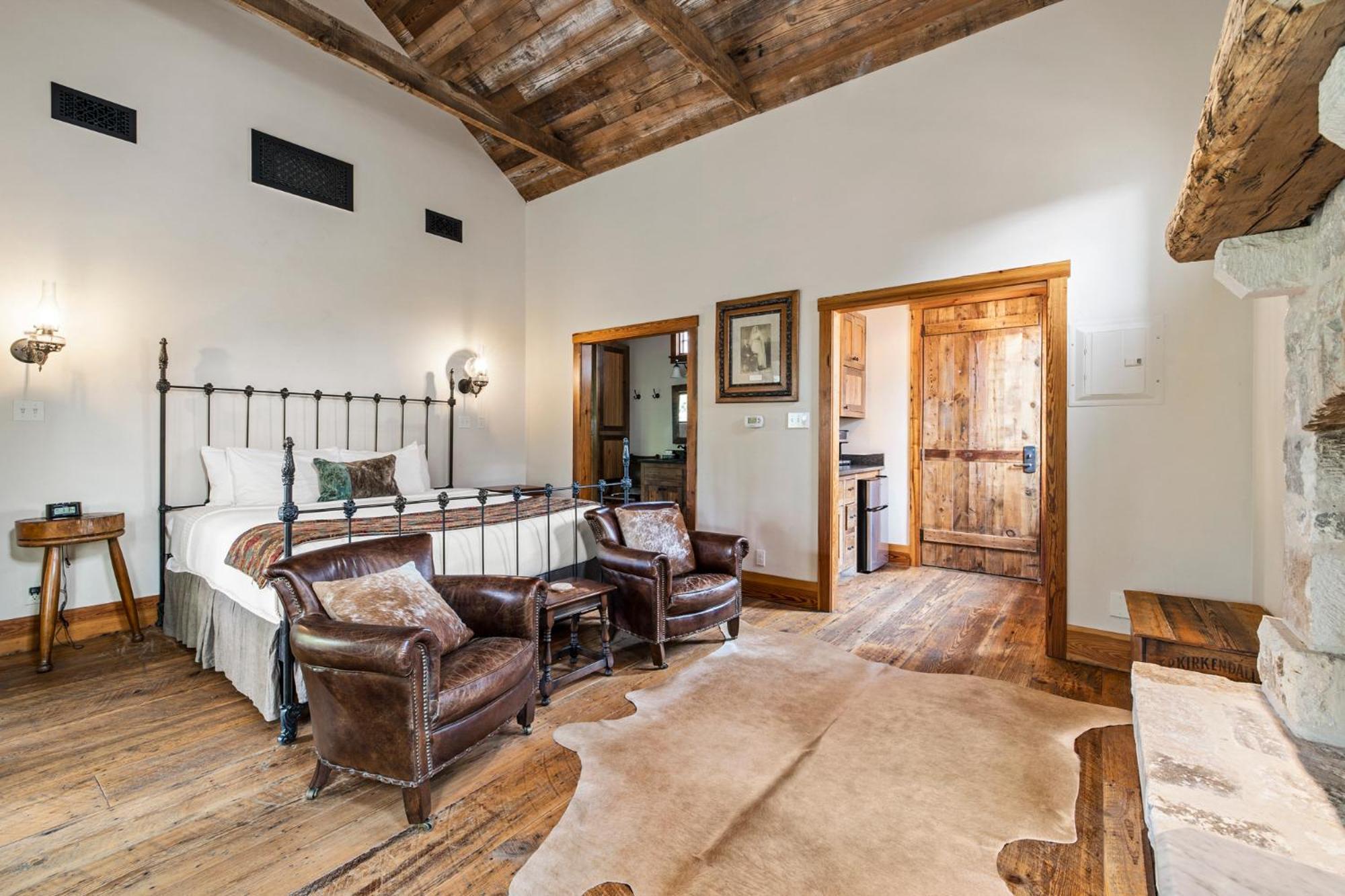 Hotel Blacksmith Quarters *