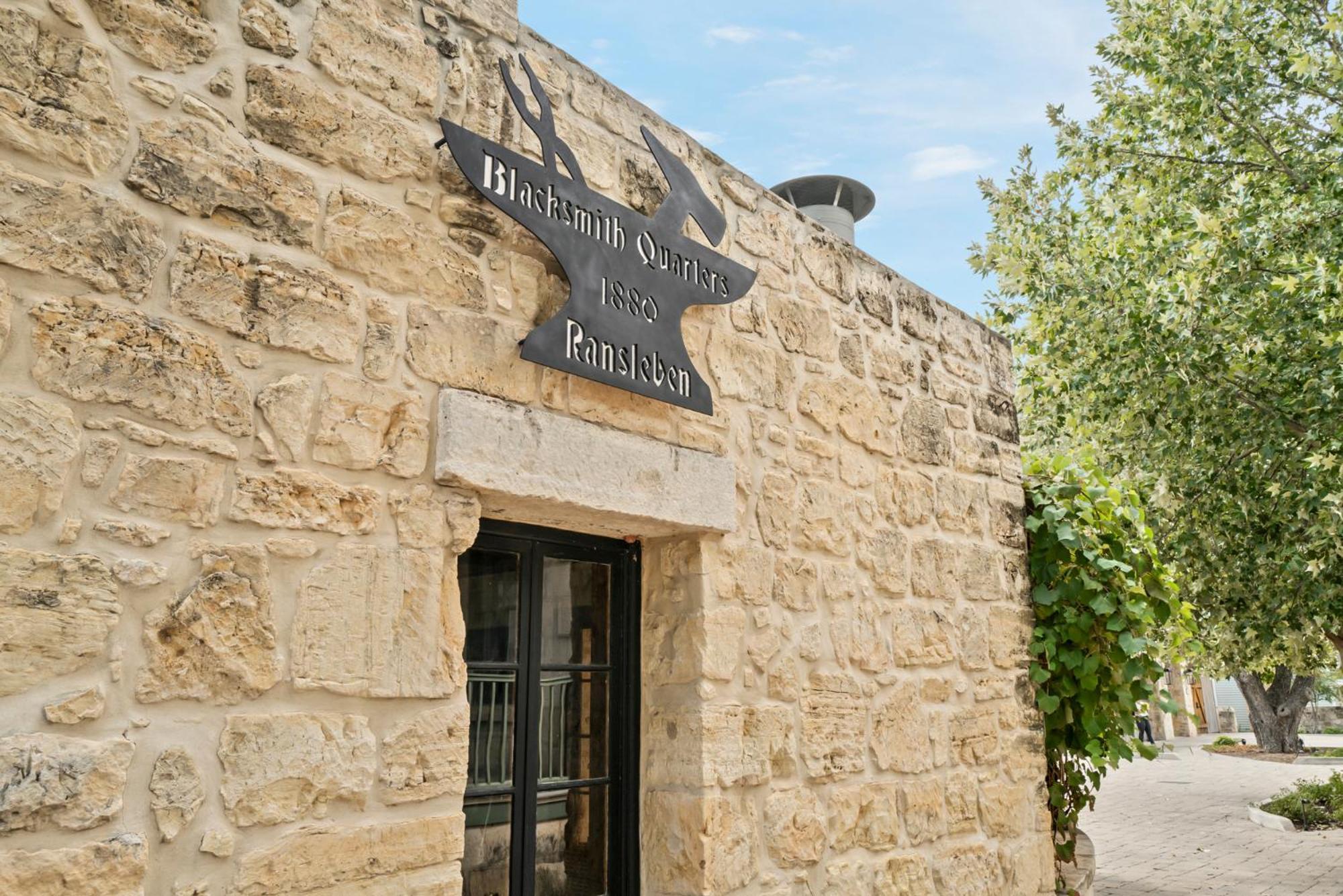 Blacksmith Quarters Hotel Fredericksburg